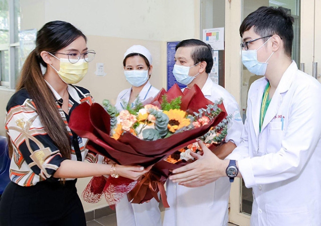 Tặng hoa chúc mừng ngày thầy thuốc Việt Nam để tri ân và tôn vinh những người đang công tác trong ngành y.