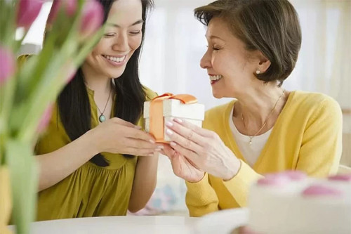 Quà sinh nhật cho mẹ 60 tuổi cần ý nghĩa, thiết thực, phù hợp với nhu cầu và sở thích cá nhân