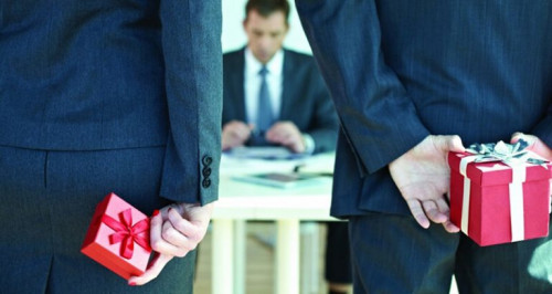 Lựa chọn món quà tặng sinh nhật cho sếp nam tinh tế sẽ giúp bạn tạo được ấn tượng tốt trong mắt lãnh đạo