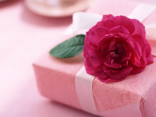 Tặng quà cho vợ sau sinh là cách để thể hiện sự quan tâm, yêu thương và khích lệ tinh thần của cô ấy trong hành trình làm mẹ