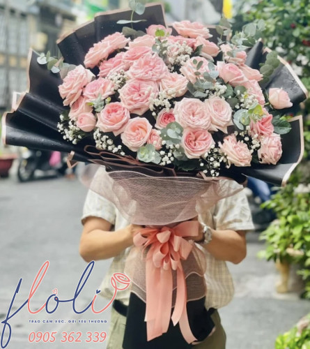 Tặng hoa tương trưng cho tình yêu đơn phương là một cách tinh tế để bày bỏ tình cảm thầm kín