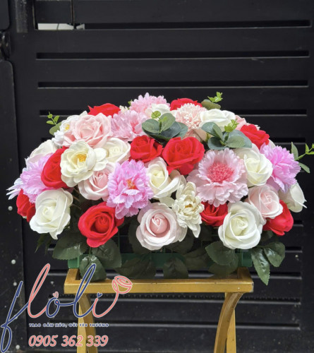 Hoa giả để bàn họp, bàn hội nghị là lựa chọn hoàn hảo cho không gian văn phòng thêm sang trọng và chuyên nghiệp