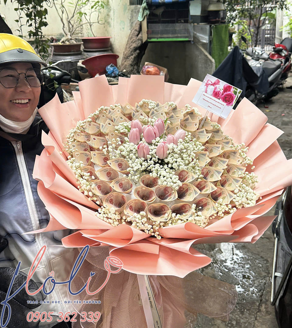 Giao bó hoa tiền mix tulip hồng đến người nhận ht2600 2