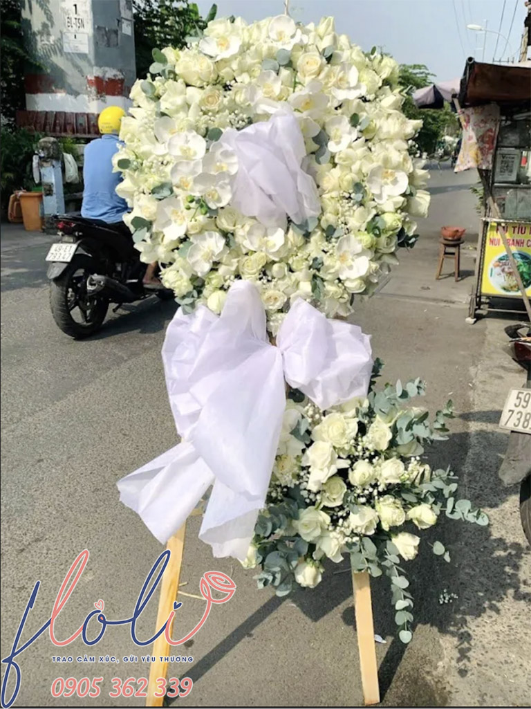 Kệ hoa chia buồn cao cấp FLoLi giao tại Quận 1