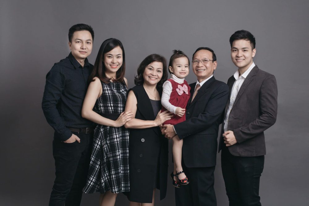 Chụp hình gia đình làm quà tặng cho ngày của mẹ 