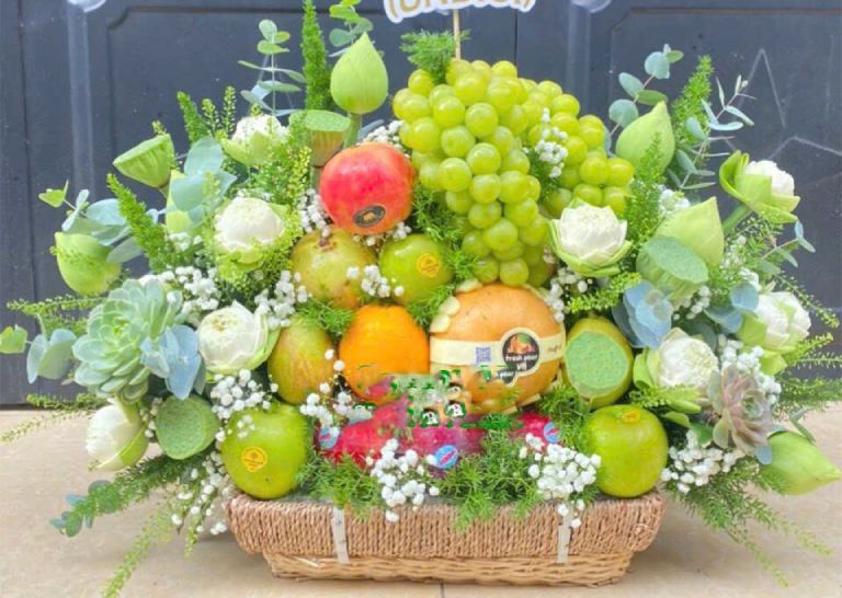 Giỏ quà trái cây tươi ngon là món quà khai trương shop quần áo gửi gắm lời chúc ngọt ngào