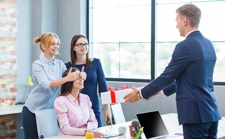 cách tặng quà sinh nhật cho sếp nữ tinh tế