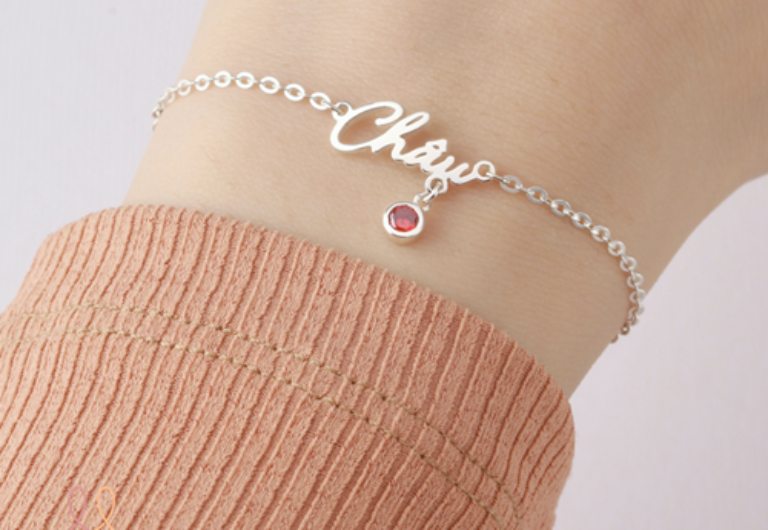 quà tặng chúc mừng lễ tốt nghiệp cho nữ với vòng tay khắc tên