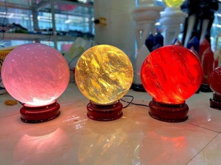 tặng quà chúc mừng khai trương với đèn cầu phong thủy