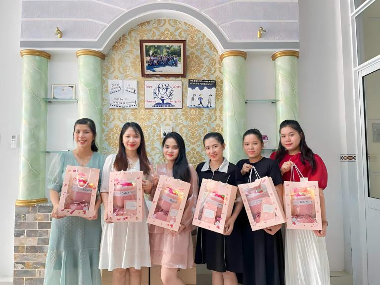 gợi ý quà sinh nhật cho nhân viên nữ trong công ty