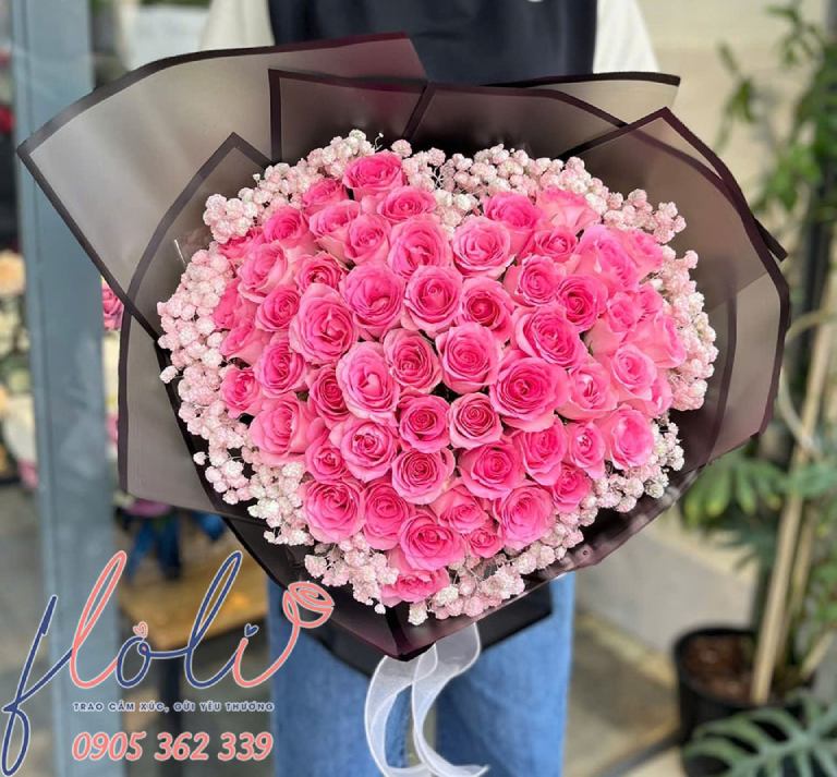 tặng quà cho vợ sau sinh với bó hoa tươi