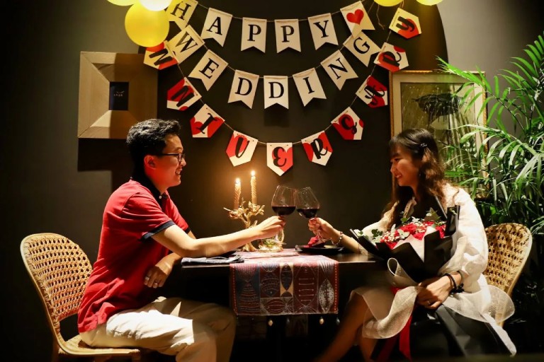 Món quà kỷ niệm ngày cưới cho vợ là bữa tối lãng mạn