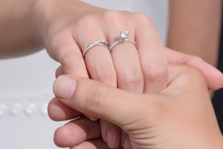 quà tặng cầu hôn nhẫn kim cương lãng mạn