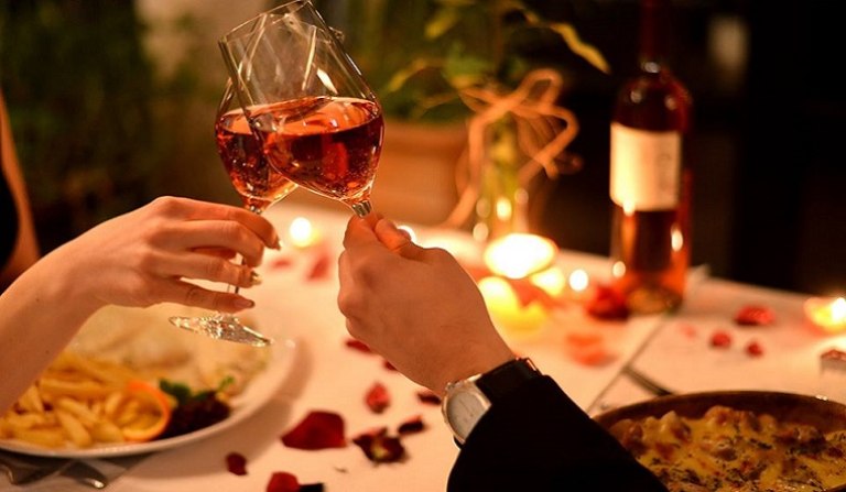 Bữa tối lãng mạn là món quà Valentine cho vợ mới sinh ngọt ngào