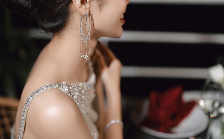 Trang sức tinh tế là món quà Valentine cho vợ đầy lãng mạn