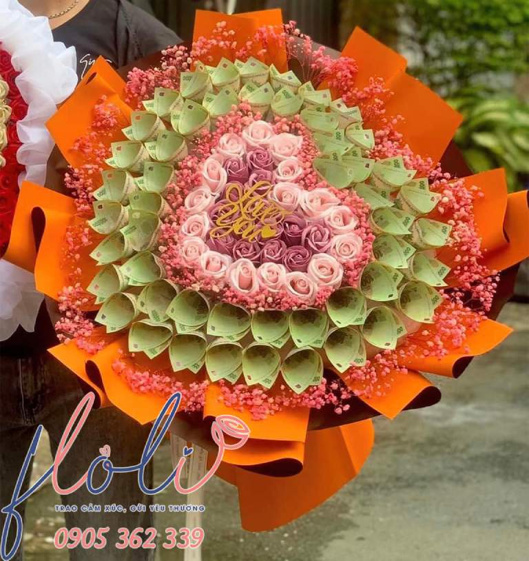 Bó hoa tiền thật là món quà Valentine cho vợ hài hước, độc đáo
