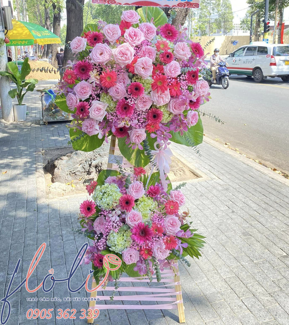 mẫu kệ hoa chúc mừng lễ cất nóc từ cẩm tú cầu mix hồng